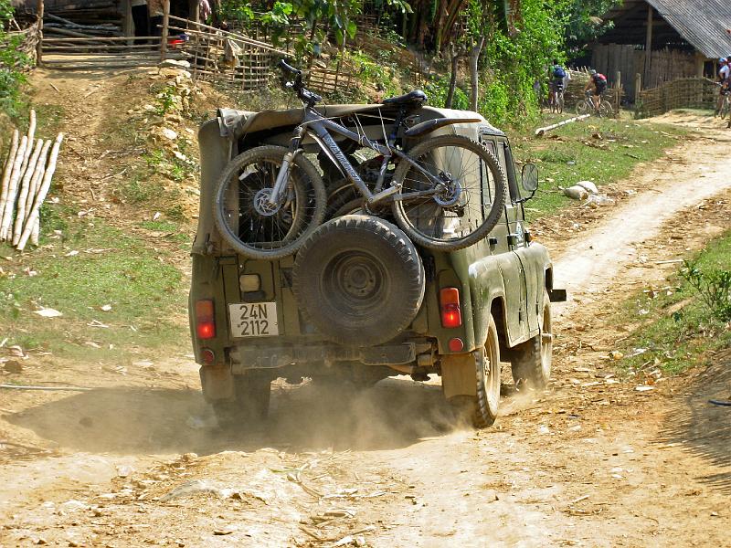 2006-11-01-05-57-38_365 Jeep carryign bike.JPG